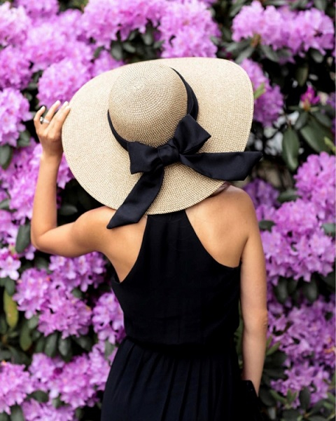Картина по номерам 40x50 Дама в шляпе на фоне цветущей гортензии