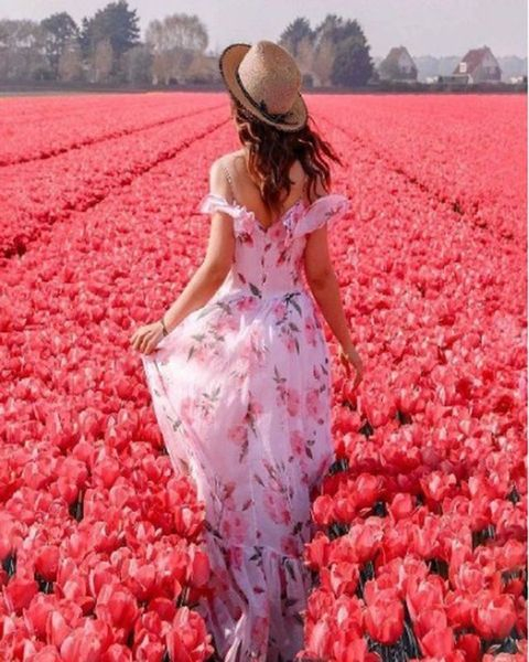 Алмазная мозаика 40x50 Милая девушка в поле тюльпанов