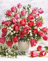 Большой букет тюльпанов с белыми цветами