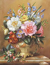 Разнообразный букет в фарфоровой вазе