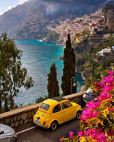 Желтая машинка на берегу моря